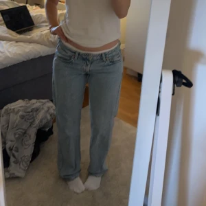 Lågmidjade jeans - Fina lågmidjade jeans som ej kommer till användning från weekday. Storlek 27/32