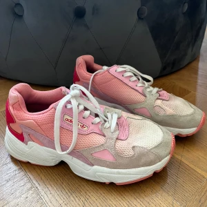 Rosa skor från Adidas - Helt nya
