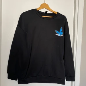 Svart tröja  - Priset är alltid diskuterbart!🩷 Svart långärmad tröja från shein, använd någon gång. Tryck på både fram- och baksidan. Flismaterial inuti som gör den varmare.