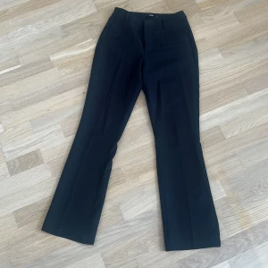 Svarta kostymbyxor från bikbok ♥️ - Säljer mina svarta kostymbyxor från bikbok i modellen Vilma i strl 38🌟 Väldigt bra skick och inga skador, tvättar byxorna innan dem postas♥️ säljer för 200+frakt. 
