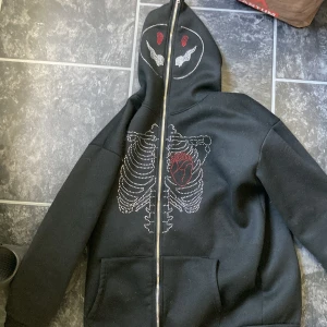 Yk2 hoodie svart - Svart yk2 hoodie i storlek M