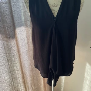 Blus - Fin blus från GinaTricot i stl 36. 100% polyester.