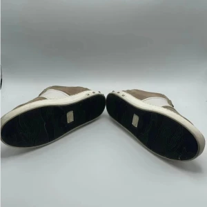 Valentino Flycrews - Säljer ett par feta beiga Valentino Flycrews i storlek 37 men passar 38 Kommer med bara skorna Hör gärna av dig vid intresse eller frågor.