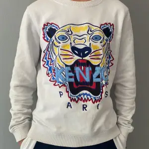 Säljer en kenzo sweatshirt i storlek barn storlek S, i bra skick!