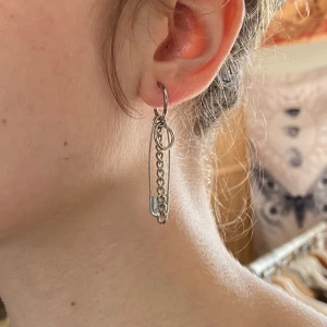 Örhängen - Fina örhängen! Kan skickas med frimärke 18 kr. Säljer massor av smycken, samfraktar gärna