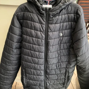 Lättfodrad vinterjacka - Mycket fint skick. Använd en säsong. 