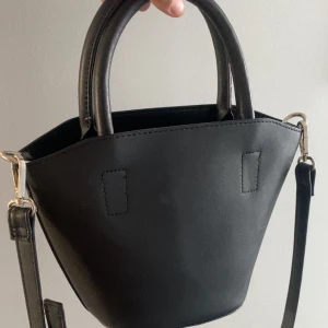 Svart väska  - Svart väska från zalando som inte kommer till användning 