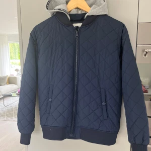 Snygg höstjacka!  - Snygg jacka med avtagbar luva, använd ett fåtal gånger.  Mörkblå, Stl xs/158. 