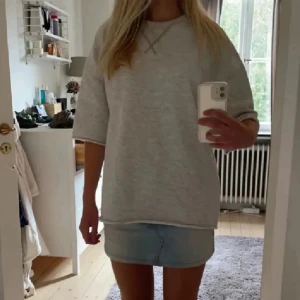 T-shirt - TRÖJAN PÅ BILDEN FAST I SVART!!!  Knappt använd så i nyskick 