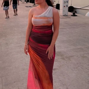 Klänning - Jättefin klänning endast använd enstaka timmar. Strl: M. 