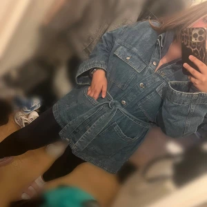 Jeans jacka - Fin jeans jacka från hm med bälte i midjan samt oversize med fickor. Jackan är i fint skick och har inga defekter. Storlek L och använd fåtal gånger.