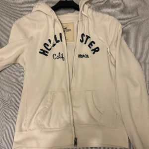 Hollister hoodie - Säljer denna vita bekväma hoodie från hollister! Det står att den är size medium men skulle snarare kalla det S!