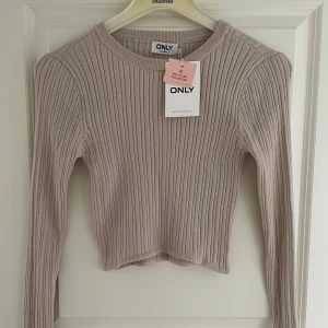 Ribbstickad topp M/L - Storlek L/M oanvänd från Nelly pris 200kr