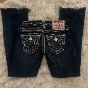 True Religion jeans - sjukt snygga bootcut true religion jeans i storlek W24💗 jeansen är mörkblåa. Säljer pga att de ej kommer till användning. Hör av dig vid fler frågor eller bilder!