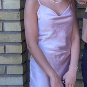 Rosa balklänning  - Storlek XS, från Asos. Öppen i ryggen med snörning. Perfekt nu till balen framöver. Använd en gång så bra skick. Den är uppsydd då den vart för lång för mig. Jag är 157cm. Köpt för 1000 kr 