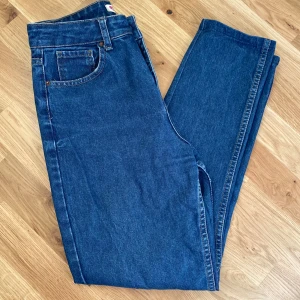 Boyfriend jeans - Högmidjade jeans i fint skick. Storlek W29, passar mig som bär storlek 34 vanligtvis.