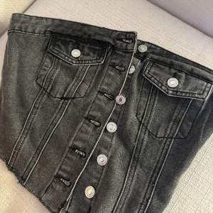 Gråa jeans toppen i storlek XS men passar även S/M , Svarta body i storlek XS 25kr styck.