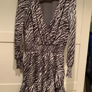 Klänning från Calvin Klain - Svart/beigt/silver klänning från Calvin Klein stl M. Bra skick