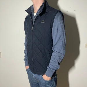 Marinblå Gant väst  - Marinblå väst från Gant, i fint skick, modellen är 174cm och 76kg, storlek S, pris 599kr, skriv vid fundering eller fråga 👀