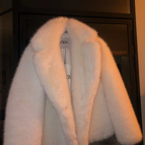 Helt ny pälsjacka från Zara - Helt ny och oanvänd med prislappen kvar. Kappan är från zara och  är köpt för 1300kr. Den är väldigt varm så den passar bra till hösten och vintern. Strl S men passar även XS och M.  Först till kvarn!  Vid snabb affär kan priset diskuteras! 