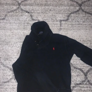 Ralph lauren  - Ralph lauren tröja i storlek M och  nästa nyskick och säljs för endast för 499 och är perfekt vinter/ höst tröja! 🥶🥶🥶