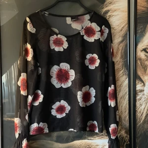 Blouse  - Like new worn couple of times❤️