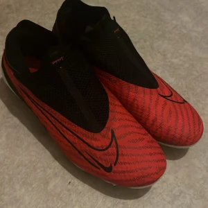 Fotbolls skor  - Bra fotbolls skor användes förra året i 3 månader. Benskydd följer med skorna 