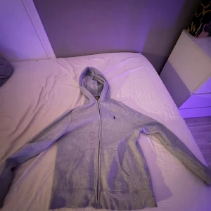Polo Ralph Lauren zip hoodie - Tja, säljer denna Ralph lauren zip hoodien då den är för liten, är 165 cm lång och tröjan är för folk som är 160cm så den är lite kort vid armarna å midjan. Köp på nk i Stockholm sommaren 2023