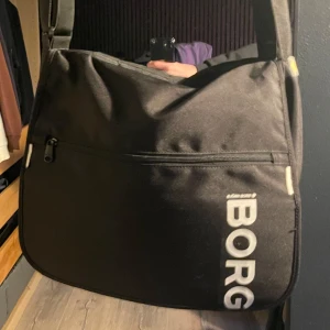  🔴🔴🔴Björn Borg Svart axelväska/skolväska  - Björn Borg väska för gymmet, skolan, träning och mm | 10/10 kvalite | många fickor | Ny pris 500kr | OBS! ALLA OBJEKT FÖRUTOM VÄSKAN ANVÄNDS SOM EXEMPEL!!!! SKOR OCH TAGENTBORD SÄLJS EJ!!