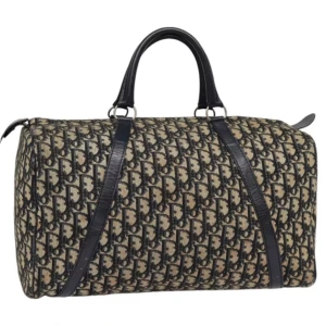 Christian Dior Boston Väska 40 - DETALJER Serienummer: - Ursprung: Frankrike  Material: Canvas Färg: Marinblå  Tillbehör: Inga   ANGE Exteriör: I gott skick, med några små tecken på användning. Insida: I gott skick , med några små tecken på användning och lite slitage.  