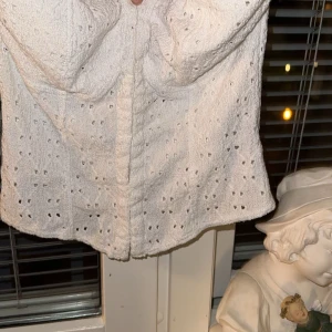 Vit korsett topp - Säljer min vita korsett topp från H&M perfekt för alla tilfällen❣️