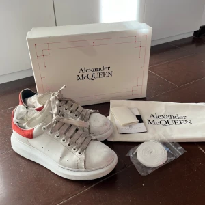 Alexander mcqueen sneakers - Så snygga och sparsamt använda. Det enda som är ”trasigt” eller ”slitet” är snöret och jag har en helt ny uppsättning snören som medföljer som man kan byta till. Orginalbox, kvitto/äkthetsbevis och dustbag finns med. Jag köpte dem för 5000kr. 