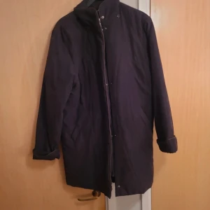 Jacka - Höstjacka. Huva saknas annars inget att anmärka på. Står storlek 40 i men stor i storleken.