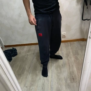 Hugo boss byxor - Riktigt sköna Hugo boss byxor, har använt ett tag nu men är fortfarande i  fin och ren skick