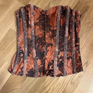 Korsett - En korsett från prettylittlething perfekt till halloween. Använd en gång 