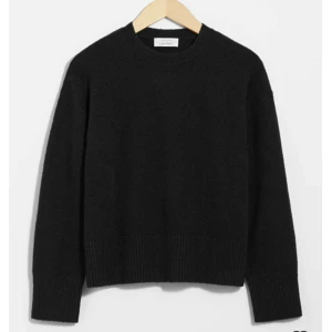 Stickad tröja  - Säljer denna stickade tröjan ifrån & other stories, den är lite nopprig på vissa ställen annars som ny. Skriv för fler bilder