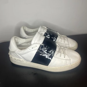 Valentino skor - Skick 8/10 Size 43 2699:- Dustbag finns!