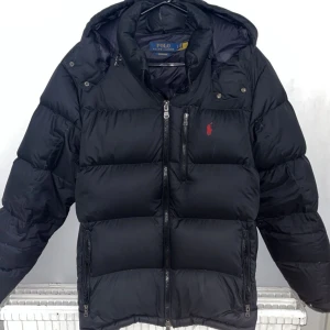 Polo Ralph Lauren Jacka  - Ny skick, Köpt för ca 1 år, använt i bara några månader. Mycket skön och fin jacka. Säljer pga storlek.  Digital kvitto finns 