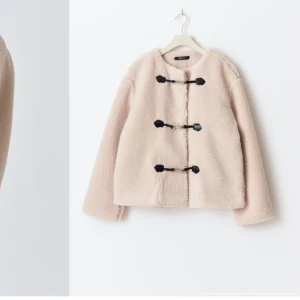 Teddy Buckle Jacket - Fortfarande i sin förpackning med prislapp, aldrig använd och eftersom den är slutsåld vill jag kolla först om någon annan vill köpa så jag slipper returnera. 💗 Storlek S - normal i storleken Även ute på vinted