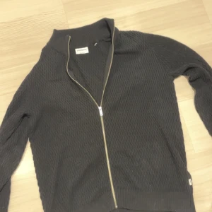 Zip tröja - Storlek M! Bra skick😄 bara att skicka om du har frågor👍 priset kan förhandlas