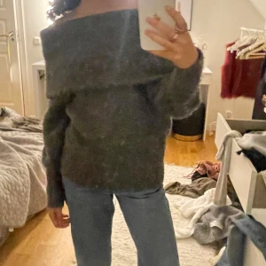 Grå stickad  - Säljer denna så snygga tröja som är perfekt till hösten. I ett bra sick,den är inte nopprig ❤️🍁📚