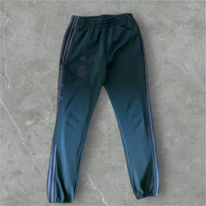 Yeezy Calabadas trackpants Adidas XS - Yeezy Calabasas Trackpants i färgen grön. Byxorna är i bra skick och har små användnings spår. Storlek XS.  Ställ gärna frågor vid funderingar!