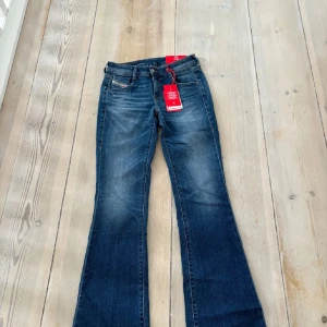 Diesel jeans - Säljer mina helt oandvända diesel jeans, perfekt färg nu till hösten och vintern. Nypris 1800❤️Dem är i W26 vilket passar mig som vanligtvis är en S!