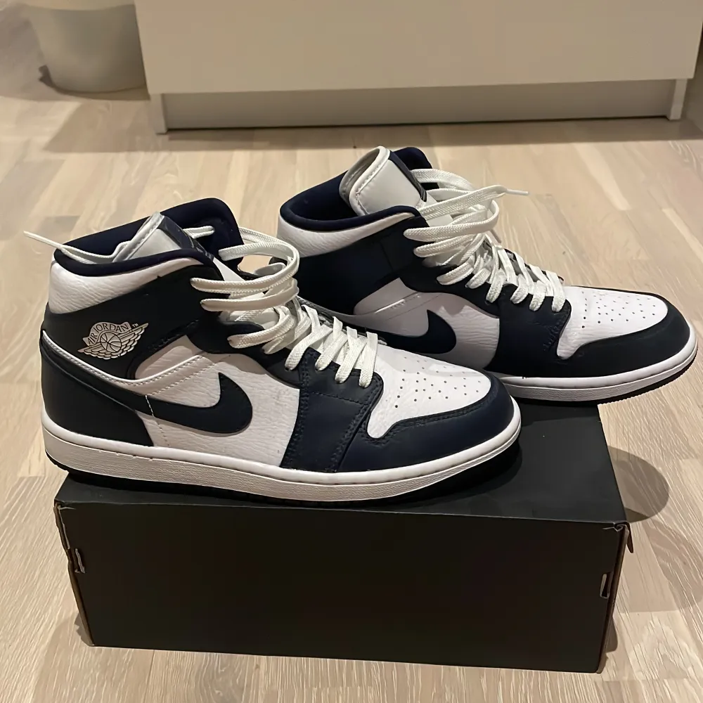 Jordan 1 mid st42 White obsidian Testade i butik och hemma bara så skicket är 9/10 Köpte på JD Sports i Spanien, extra snöre följer med Pris ej hugget i sten Kan mötas upp med. Skor.