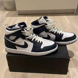 Jordan 1 mid st42 White obsidian Testade i butik och hemma bara så skicket är 9/10 Köpte på JD Sports i Spanien, extra snöre följer med Pris ej hugget i sten Kan mötas upp med