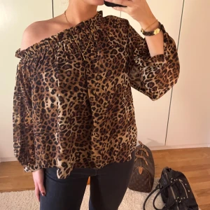 Leopard topp  - Leopard topp som är Offshoulder eller inte sholuder!!! Väldigt unik 💕