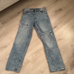 Ett par baggya jeans, i storlek 38 - Ett par mörk blåa baggya jeans, i storlek 38