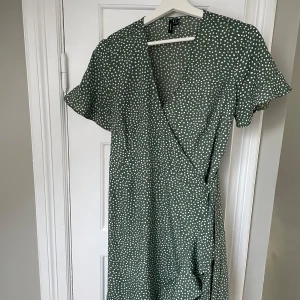 Vero Moda klänning - Fin klänning från vero Moda. Använd ett fåtal gånger. Omlott så den knyts i sidan 