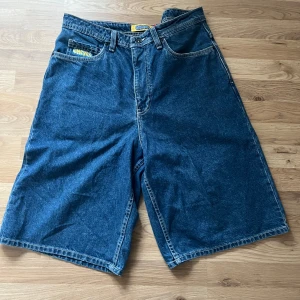 Jorts empire  - Säljer mina jorts från empire för att dom inte kommer till användning och jag känner inte att de passar min still. Dom är knappt använda och i super bra skick 