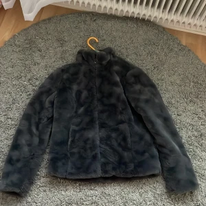 Jacka! - Säljer min fluffiga gråa jacka ifrån soul river då den inte kommer till användning. 